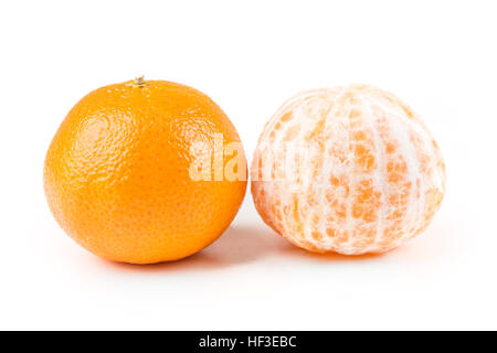 Oranges pelées deux un un non épluché isolé sur fond blanc Banque D'Images