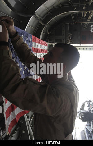 Le Cpl. James Rumpf accroche un drapeau américain dans son CH-53D Sea Stallion, avant de lancer, dans le sud-ouest de l'Afghanistan, le 4 mai. L'Escadron d'hélicoptères lourds Marine 463 fourni deux CH-53D Sea Etalons pour soutenir les Marines du GTC-1 alors qu'ils ont procédé à des recherches de véhicules circulant près de l'Afghanistan est le sud-ouest de frontière avec le Pakistan. Rumpf, un nouveau Port Richey, en Floride, les autochtones, est un CH-53D et mécanicien observateur aérien avec HMH-463 2e MAW, troupes au sol s'unissent pour les interceptions aériennes 110504-M-AN675-001 Banque D'Images