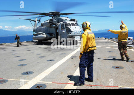 091009-M-1998T-009 de l'OCÉAN INDIEN (oct. 9, 2009) d'un membre de Tione Williams et Airman Adam étang, affecté à la station de transport amphibie USS Denver LPD (9), les pilotes de signal à partir de l'Escadron d'hélicoptère moyen maritime renforcée (HMM-265 REIN), 31e Marine Expeditionary Unit (MEU) 31e alors qu'ils se préparent à partir pour une mission de transport aérien humanitaire en Indonésie. La Force amphibie Septième Flotte est de diriger la réponse militaire américaine au gouvernement indonésien d'aide et de soutien aux efforts humanitaires. (U.S. Marine Corps photo par le Sgt. Rodolfo Toro/libérés) US Navy 091009-M-1998T-009 Air Banque D'Images