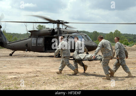 Michigan les soldats de la Garde nationale du 1er bataillon du 125e Régiment d'infanterie, assignés aux unités à Detroit, Saginaw, Wyoming et Big Rapids pratique un UH-60 Black Hawk Évacuation médicale avec Grand Ledge-basé, 3e Bataillon, 238e l'appui général de l'équipage de l'aviation au cours d'un exercice d'intervention d'explosion nucléaire à Grand Rapids, Michigan, le 26 juin 2015. L'exercice, le nord de l'exposition, les membres de la Garde nationale s'intègre au Michigan et premiers intervenants civils de répéter les capacités de maintien de la vie lors de catastrophes naturelles ou d'événements catastrophiques. Pour bon nombre des fantassins, l'exercice a été le premier tim Banque D'Images