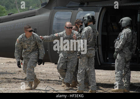 Michigan les soldats de la Garde nationale du 1er bataillon du 125e Régiment d'infanterie, assignés aux unités à Detroit, Saginaw, Wyoming et Big Rapids pratique un UH-60 Black Hawk Évacuation médicale avec 3-238ème bataillon de l'aviation d'appui général au cours de l'équipage exercice d'intervention d'une explosion nucléaire à Grand Rapids, Michigan, le 26 juin 2015. L'exercice s'appelle le Nord de l'exposition et est conçu pour intégrer les membres de la Garde nationale du Michigan et premiers intervenants civils et répéter les capacités de maintien de la vie lors de catastrophes naturelles ou d'événements catastrophiques. Pour beaucoup sur les fantassins, l'exercice a été la firs Banque D'Images