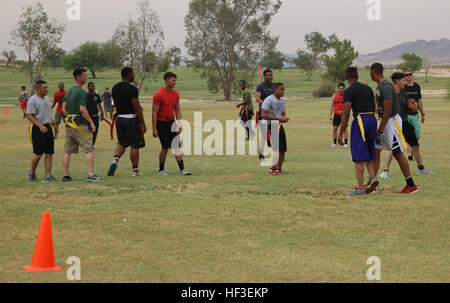 Les Marines et les marins du 7e Régiment de Marines, faire une partie de flag football au cours de la ville de Palm Desert hébergé 7e Régiment de Marines à la Journée de reconnaissance le vent du désert de Golf, le 26 juin 2015. (Marine Corps photo par Lance Cpl. Medina Ayala-Lo/ libéré) Palm Desert journée d'appréciation des hôtes pour magnificent seventh' 150626-M-RO214-856 Banque D'Images