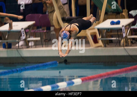 Vétéran du Corps des Marines des États-Unis Sarah gouvernail plonge dans la piscine pendant la finale de la liberté et un centre de remise en forme aquatique à Manassas, en Virginie, le 27 juin 2015. Gouvernail est membre de l'année 2015, Ministère de la Défense (DoD) All-Marine. L'équipe de jeux de guerrier La DoD 2015 Jeux de guerrier, qui s'est tenue au Marine Corps Base Quantico 19-28 juin, est un concours sportif adapté pour les blessés, malades et blessés militaires et anciens combattants de l'armée américaine, Marine Corps, la marine, la Force aérienne, Commandement des opérations spéciales, et les Forces armées britanniques. (U.S. Marine Corps photo par le Cpl. Ashley Cano/libérés) 2015 Ministère o Banque D'Images