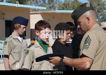 Premier Sgt. Thomas Russi, premier sergent de la Compagnie A du Bataillon du Quartier général de la demande, un cadet sur les éléments du corps de cadets de la Californie l'emblème sur le capot de l'étudiant au cours d'une démonstration d'inspection uniforme réalisée à Twentynine Palms Junior High School. (Photo Marine/Diane Dusen) HQBN se connecte avec 'next generation' DVIDS376285 Banque D'Images