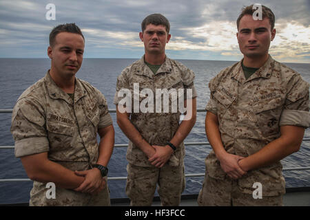 De gauche, lance le Cpl. Daniel Bratsberg, Harrison Gordon et Zachary Schulling posent pour une photo sur le pont de l'USS Ashland (LSD 48) Juillet 1, 2015. Les Marines ont aidé un chauffeur de bus qui est allé pendant la conduite inconsciente de l'Ashland à Bunbury, Australie, au cours d'une visite du port. Les marines sont avec Echo, l'entreprise Équipe de débarquement du bataillon, 2e bataillon du 5ème Marines, 31e Marine Expeditionary Unit. Les Marines et les marins de la 31e MEU sont actuellement déployées sur une patrouille de l'automne de la région Asie-Pacifique. (U.S. Marine Corps photo par le Cpl. Ryan C. Mains/publié aux États-Unis) Banque D'Images