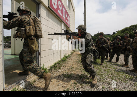 Les Marines américains avec Fox compagnie, 2e Bataillon, 24e, 23e Régiment de Marines Marines, 4e Division de marines (MARDIV), Forces maritimes Réserver et République de Corée (ROK) Marines avec 5e compagnie, 2e Bataillon, 7e Régiment de Marines, LRE MARDIV tactiques d'échange et de procédures opérationnelles standard pour les patrouilles et des pièces pendant les opérations militaires en territoire urbain (MOUT) partie du programme d'échange maritime coréen 15-8 à Pohang, Corée du Sud dans le cadre de la péninsule de Express 15, Juillet 2nd, 2015. Peninsula Express fait partie d'une série de service régulièrement combinés, petit-unité, l'entraînement tactique e Banque D'Images