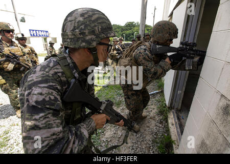 Les Marines américains avec Fox compagnie, 2e Bataillon, 24e, 23e Régiment de Marines Marines, 4e Division de marines (MARDIV), Forces maritimes Réserver et République de Corée (ROK) Marines avec 5e compagnie, 2e Bataillon, 7e Régiment de Marines, LRE MARDIV tactiques d'échange et de procédures opérationnelles standard pour les patrouilles et des pièces pendant les opérations militaires en territoire urbain (MOUT) partie du programme d'échange maritime coréen 15-8 à Pohang, Corée du Sud dans le cadre de la péninsule de Express 15, Juillet 2nd, 2015. Peninsula Express fait partie d'une série de service régulièrement combinés, petit-unité, l'entraînement tactique e Banque D'Images