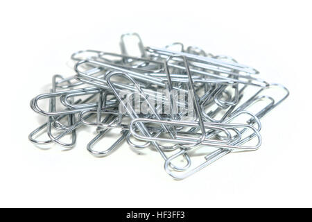 Pile de trombones argent isolé sur fond blanc Banque D'Images