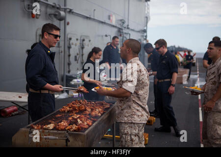 Les Marines américains et les marins à la 31e Marine Expeditionary Unit (MEU) Profitez d'un quatrième de juillet 'Steel' pique-nique sur la plage d'envol de l'USS Bonhomme Richard (DG 6), en mer, le 4 juillet 2015. L'IP est en train de mener leur patrouille annuelle d'automne de la région Asie-Pacifique. (U.S. Marine Corps photo par GySgt Ismael Pena/libérés) Quatrième de juillet, fête à bord du USS Bonhomme Richard 150704-M-CX588-388 Banque D'Images