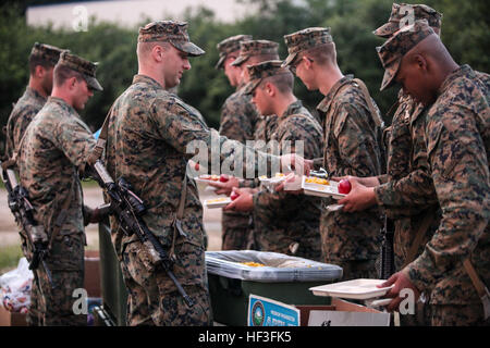 Les Marines américains avec Fox compagnie, 2e Bataillon, 24e, 23e Régiment de Marines Marines, 4e Division de marines, Forces maritimes Réserver profitez de petites rations dans la célébration de la quatrième de juillet, servi traditionnellement, par le personnel sous-officiers et officiers de l'unité au cours d'un programme d'échange maritime coréen 15-8 à l'Seusong-Ri s'étend près de Pohang, Corée du Sud dans le cadre de la péninsule de Express 15, Juillet 4th, 2015. Peninsula Express fait partie d'une série de de service, combiné, d'petit-unité d'exercices d'entraînement tactique qui démontre un dévouement constant à la République de Corée et les États-Unis, relation contributi Banque D'Images