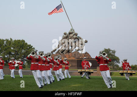 Les Marines américains avec le Marine Corps Corps de tambours et clairons effectuer au cours d'une parade au coucher du soleil le Marine Corps War Memorial, Arlington, Va., le 7 juillet 2015. Corps des Marines à la retraite de l'Adjudant-chef 4 Hershel "woody" Williams était l'invité d'honneur pour la parade et le lieutenant-général Ronald L. Bailey, commandant adjoint des plans, des politiques et des opérations, a été l'accueil officiel. Depuis septembre 1956, défilé et encore de machines de la caserne de la Marine à Washington, D.C., ont été rendre hommage à ceux dont la"rare bravoure était une vertu commune" en présentant les défilés coucher du soleil à l'ombre de la haute de 32 pieds fig Banque D'Images