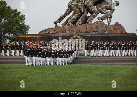 Les Marines américains avec Marine Barracks Washington en mars avant de la Marine Corps War Memorial, Arlington, Va., le 7 juillet 2015. Corps des Marines à la retraite de l'Adjudant-chef 4 Hershel "woody" Williams était l'invité d'honneur pour la parade et le lieutenant-général Ronald L. Bailey, commandant adjoint des plans, des politiques et des opérations, a été l'accueil officiel. Depuis septembre 1956, défilé et encore de machines de la caserne de la Marine à Washington, D.C., ont été rendre hommage à ceux dont la"rare bravoure était une vertu commune" en présentant les défilés au coucher du soleil dans l'ombre de la 32 pieds de haut chiffres de l'United States M Banque D'Images