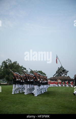 Les Marines américains avec Marine Barracks Washington mars pour passer en revue au cours d'une parade au coucher du soleil en face de la Marine Corps War Memorial, Arlington, Va., le 7 juillet 2015. Corps des Marines à la retraite de l'Adjudant-chef 4 Hershel "woody" Williams était l'invité d'honneur pour le défilé, et le lieutenant-général Ronald L. Bailey, commandant adjoint des plans, des politiques et des opérations, a été l'accueil officiel. Depuis septembre 1956, défilé et encore de machines de la caserne de la Marine à Washington, D.C., ont été rendre hommage à ceux dont l'une valeur sans commune était une vertu commune" en présentant les défilés au coucher du soleil dans l'ombre de la Banque D'Images