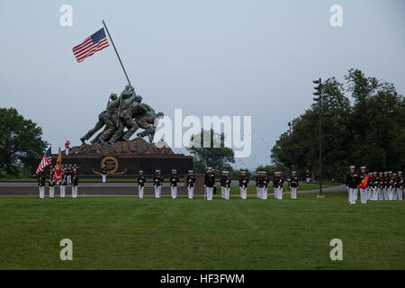 Le sergent du Corps des Marines des États-Unis. Codie L. Williams, cérémonial clairon pour Marine Barracks Washington, effectue une parade robinets après le coucher du soleil au Marine Corps War Memorial, Arlington, Va., le 7 juillet 2015. Corps des Marines à la retraite de l'Adjudant-chef 4 Hershel "woody" Williams était l'invité d'honneur pour la parade et le lieutenant-général Ronald L. Bailey, commandant adjoint des plans, des politiques et des opérations, a été l'accueil officiel. Depuis septembre 1956, défilé et encore de machines de la caserne de la Marine à Washington, D.C., ont été rendre hommage à ceux dont l'une valeur sans commune était une vertu commune" en présentant des soleils Banque D'Images