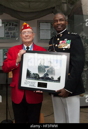 Corps des Marines à la retraite de l'Adjudant-chef 4 Hershel Woody Williams, récipiendaire de la médaille d'honneur et ancien combattant de la DEUXIÈME GUERRE MONDIALE, à gauche, pose pour une photo avec le Lieutenant-général Ronald L. Bailey, commandant adjoint pour les plans politiques & Opérations, au cours d'une parade au coucher du soleil accueil à l'égard des femmes dans le service militaire pour l'Amérique, Memorial Arlington, Va., le 7 juillet 2015. Williams a été l'invité d'honneur pour la parade et Bailey a été l'accueil officiel. Depuis septembre 1956, défilé et encore de machines de la caserne de la Marine à Washington, D.C., ont été rendre hommage à ceux dont l'une valeur sans commune était une vertu commune" de prés Banque D'Images