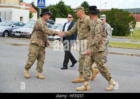 Le 2e régiment de cavalerie (2e CR) Sgt. Le major Shane E. Pospisil (à gauche) et 2e CR Colonel John C. Meyer, commandant de l'armée américaine bienvenue T. Le Général Ray Odierno (centre), chef d'état-major des armées, sur les casernes, Rose Vilseck, Allemagne, le 9 juillet 2015. (U.S. Photo de l'armée par Visual Spécialiste de l'information, Gertrud Zach/libérés) US Army Le Général Ray Odierno T. JMTC 150709 visites-A-IL359-115 Banque D'Images