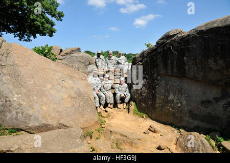 Les soldats de l'Army National Guard Delaware apparaissent ensemble dans Devil's Den sur le champ de bataille de Gettysburg, Pennsylvanie, le 11 juillet 2015. Le DEARNG aspirants ont visité le site dans le cadre d'un bloc d'instruction sur l'histoire militaire. De gauche à droite, le Colonel John Trunzo, candidat officier Joseph Bryant, candidat officier Wendy McDougall, candidat officier James Willey, candidat officier Brendan Mackie et Amanda Wilson des aspirants. (U.S. Photo de la Garde nationale par l'Adjudant Keith Watson/libérés) du personnel de l'armée jusqu'à Gettysburg 150711-Z-DL064-066 Banque D'Images