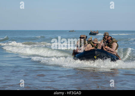 Marines des États-Unis avec l'Équipe de débarquement du bataillon, 2e Bataillon, 5ème Marines, 31e Marine Expeditionary Unit, et des membres du 2e Royal Australian Regiment mener un assaut amphibie de combat utilisant l'artisanat à la reconnaissance en caoutchouc de la baie de brouillard pendant l'exercice 15 Sabre Talisman, dans le Territoire du Nord, Australie, le 11 juillet. Talisman Saber fournit une occasion inestimable de mener des opérations combinées, le joint, et interagences qui permettra d'augmenter la capacité de l'Australie et des États-Unis pour la planification et l'exécution des réponses d'urgence, de missions de combat à l'action humanitaire. (U.S. Marine Corp Banque D'Images