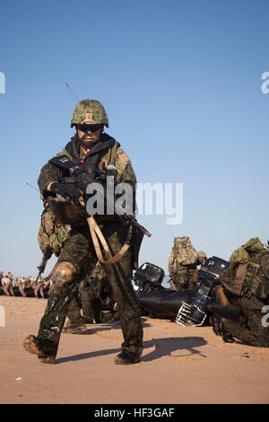 Les soldats japonais de l'auto-défense japonaises attaché à l'U.S Marines' Équipe de débarquement du bataillon, 2e Bataillon, 5ème Marines, 31e Marine Expeditionary Unit, participer à un assaut amphibie de combat utilisant l'artisanat à la reconnaissance en caoutchouc de la baie de brouillard pendant l'exercice 15 Sabre Talisman, dans le Territoire du Nord, Australie, le 11 juillet. Talisman Saber fournit une occasion inestimable de mener des opérations combinées, le joint, et interagences qui permettra d'augmenter la capacité de l'Australie et des États-Unis pour la planification et l'exécution des réponses d'urgence, de missions de combat à l'aide humanitaire eff Banque D'Images