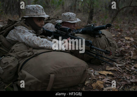 Les Marines de la Golf Company, 2nd Battalion, 5th Marines, 31st Marine Expeditionary Unit maintiennent la sécurité à partir de positions défensives à Fog Bay, en Australie, pendant le Talisman Sabre 2015 pour améliorer l'interopérabilité avec les forces australiennes. Banque D'Images