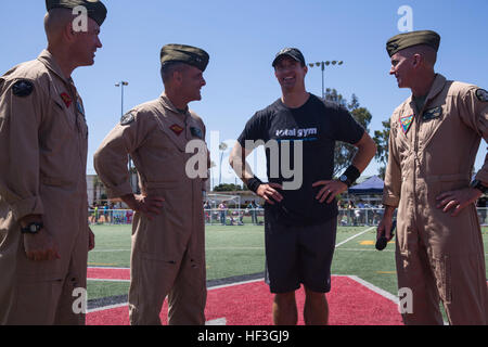 Le Sgt. Le major Patrick Kimble, sergent-major de la 3rd Marine Aircraft Wing, le Major-général Michael Rocco, commandant général du 3ème MAW, a appelé l'Brees, quarterback pour les New Orleans Saints, et le Colonel John Farnam, commandant de Marine Corps Air Station Miramar, parler avant de commencer l'Expérience Star de football américain NFL au MCAS Miramar Complexe sportif, 14 juillet. Joueurs de la NFL qui s'entraînent avec Todd Durkin, un entraîneur d'amélioration des performances professionnelles et entraîneur personnel, pratiqué avec les faucons de l'équipe de football de Miramar et interagissaient avec les membres du service et les familles. (U.S. Marine Corps photo par le Cpl. Aliss Banque D'Images