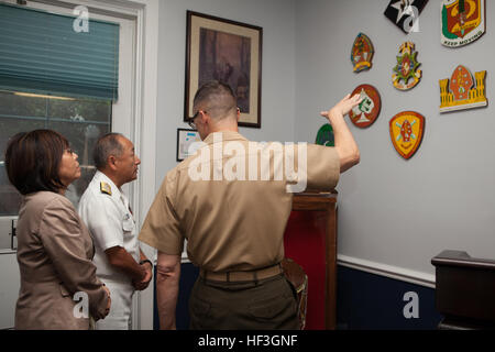 U.S. Marine Corps Brig. Le général Robert F. Castellvi, général commandant du Corps des Marines, de l'installations, le Japon montre l'amiral Katsutoshi Kawano, chef de la Défense, et Mme Kazuko Sherman, interprète, II Bataillon MEF logos à l'officer's club le Camp Lejeune, N.C., le 15 juillet 2015. Le but de la visite était de démontrer l'appui du ministère de la Défense pour les efforts déployés par le Japon pour les possibilités de mise à niveau des forces d'autodéfense du Japon à déployer rapidement des capacités amphibies et de l'air et emploient la doctrine interarmées. (U.S. Marine Corps photo par Lance Cpl. Sarah, Blendowski Marine Division 2d, Caméra de combat/R Banque D'Images