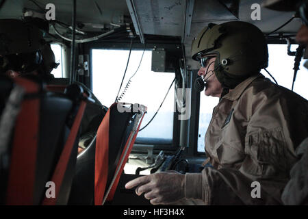 091020-M-0301S-097 Camp Pendleton, en Californie (oct. 20, 2009) Secrétaire de la Marine (SECNAV) l'honorable Ray Mabus promenades en bateau de débarquement, d'un coussin d'air (LCAC) 33 lorsqu'il a visité la plage rouge au cours de sa tournée de familiarisation des installations de la base et les capacités de Camp Pendleton, en Californie (É.-U. Marine Corps photo par Lance Cpl. Lindsay L./Sayres) Parution US Navy 091020-M-0301S-097 Secrétaire de la Marine (SECNAV) l'honorable Ray Mabus promenades en bateau de débarquement, d'un coussin d'air (LCAC) 33 lorsqu'il a visité la plage rouge Banque D'Images