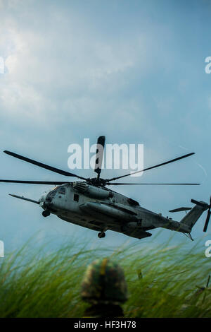 Un marin philippin fournit la sécurité en prévision pour le débarquement de la Marine américaine CH-53E Super étalons affectés à l'Escadron d'hélicoptères lourds Marine 462 au cours de l'exercice 2015-2 Air Assault Support à corbeaux Vallée, Philippines, le 22 juillet 2015. La marine des Philippines ont participé à deux semaines d'entraînement bilatéral aux côtés des marines américains pour améliorer la préparation et de renforcer l'interopérabilité entre les deux forces. HMH-462 est joint à Marine Aircraft Group 36, 1er, aile d'avion Marine III Marine Expeditionary Force à travers le programme de déploiement de l'unité. Les marines sont des Philippines avec Marine Batta Banque D'Images