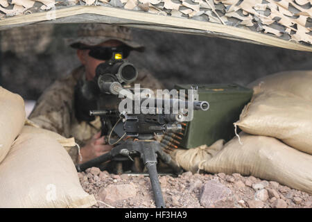 La plage d'Arta (Djibouti, le 24 juillet 2015) de la Marine américaine lance le Cpl. Michael Littrell monte la garde à l'extérieur du 15e Marine Expeditionary Unit's zone de cantonnement au cours de soutien la formation. Pando est un véhicule blindé léger l'artilleur du véhicule blindé léger (VBL-25), surnommé 'Betsy' Ole, avec lumière 1er Bataillon de reconnaissance blindé, du Détachement de l'équipe d'atterrissage 3e Bataillon, 1e Régiment de Marines, 15e MEU. Marines maintenir un dispositif de forces dynamique, même pendant leur formation, pour assurer la sécurité. Éléments de la 15e MEU sont à terre à Djibouti pour soutien la formation pour maintenir et améliorer les compétences e Banque D'Images