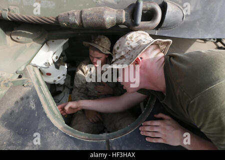 La plage d'Arta (Djibouti, le 24 juillet 2015) de la Marine américaine lance le Cpl. Paul Shabel, droite, affiche Lance Cpl. Jacob Bowen, à gauche, le conducteur contrôle d'une M1A1 Abrams tank. Shabel est un conducteur de char avec l'Équipe de débarquement du bataillon, 3e bataillon du 1er Régiment de Marines, 15e Marine Expeditionary Unit, et Bowen est un carabinier avec BLT 3/1, 15e MEU. Éléments de la 15e unité expéditionnaire de marines sont à terre à Djibouti pour soutien la formation pour maintenir et améliorer les compétences qu'ils ont développé au cours de leur période de formation de pré-déploiement. La 15e MEU est actuellement déployé à l'appui d'opérations de sécurité maritime un Banque D'Images