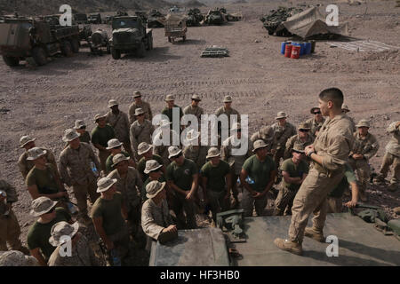 La plage d'Arta (Djibouti, le 24 juillet 2015). Le sergent des Marines des États-Unis. Carlos Guerrero enseigne les marines de l'Équipe de débarquement du bataillon, 3e bataillon du 1er Régiment de Marines, 15e Marine Expeditionary Unit, sur les fonctions d'un M1A1 Abrams tank. Guerrero est un tank commander avec BLT 3/1, 15e MEU. Éléments de la 15e unité expéditionnaire de marines sont à terre à Djibouti pour soutien la formation pour maintenir et améliorer les compétences qu'ils ont développé au cours de leur période de formation de pré-déploiement. La 15e MEU est actuellement déployé à l'appui d'opérations de sécurité maritime et les efforts de coopération en matière de sécurité dans le théâtre dans le Banque D'Images