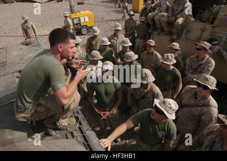 La plage d'Arta (Djibouti, le 24 juillet 2015) de la Marine américaine lance le Cpl. Donald Varilek enseigne les marines de l'Équipe de débarquement du bataillon, 3e bataillon du 1er Régiment de Marines, 15e Marine Expeditionary Unit, sur les fonctions d'un M1A1 Abrams tank. Varilek est un réservoir du chargeur avec BLT 3/1, 15e MEU. Éléments de la 15e unité expéditionnaire de marines sont à terre à Djibouti pour soutien la formation pour maintenir et améliorer les compétences qu'ils ont développé au cours de leur période de formation de pré-déploiement. La 15e MEU est actuellement déployé à l'appui d'opérations de sécurité maritime et les efforts de coopération en matière de sécurité dans le théâtre dans l'U Banque D'Images