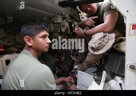 La plage d'Arta (Djibouti, le 24 juillet 2015) U.S. Marine Cpl. Arvic Morales, à droite, montre Lance Cpl. Ricardo Mendoza, le fonctionnement interne d'un M1A1 Abrams tank. Morales est un artilleur du réservoir avec l'Équipe de débarquement du bataillon, 3e bataillon du 1er Régiment de Marines, 15e Marine Expeditionary Unit. Mendoza est un mortier man avec BLT 3/1, 15e MEU. Éléments de la 15e unité expéditionnaire de marines sont à terre à Djibouti pour soutien la formation pour maintenir et améliorer les compétences qu'ils ont développé au cours de leur période de formation de pré-déploiement. La 15e MEU est actuellement déployé à l'appui d'opérations de sécurité maritime et Thea Banque D'Images