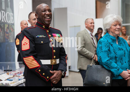 Le sergent du Corps des Marines des États-Unis. Le major Ronald L. Green, sergent-major de la 18e le Marine Corps, assiste à la réception avant le coucher du soleil une parade à l'égard des femmes dans le service militaire pour l'Amérique, Memorial Arlington, Va., le 28 juillet 2015. Le SMA de la Marine américaine. Harry B. Harris, américaines du Pacifique, était l'invité d'honneur pour le défilé, et le général John M. Paxton, commandant adjoint du Corps des Marines, a été l'accueil officiel. Depuis septembre 1956, défilé et encore de machines de la caserne de la Marine à Washington, D.C., ont été rendre hommage à ceux dont l'une valeur sans commune était une vertu commune" en présentant des parades dans le coucher du soleil Banque D'Images