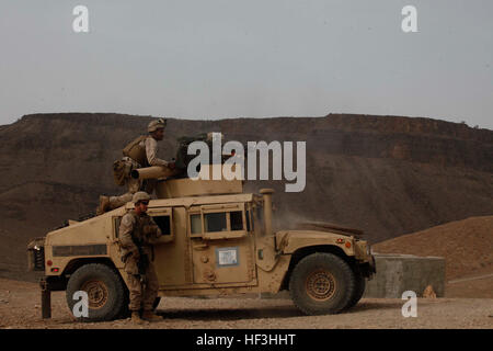 La plage d'Arta (Djibouti, le 28 juillet 2015) Les Marines américains avec l'équipe 1 Anti-Armor combiné, d'armes, la compagnie de l'Équipe de débarquement du bataillon, 3e bataillon du 1er Régiment de Marines, 15e Marine Expeditionary Unit, le feu d'une mitrailleuse M240B à leurs objectifs au cours de l'anti-tank soutien la formation. Éléments de la 15e MEU sont à terre à Djibouti pour soutien la formation pour maintenir et améliorer les compétences qu'ils ont développé au cours de leur période de formation de pré-déploiement. La 15e MEU est actuellement déployé à l'appui d'opérations de sécurité maritime et les efforts de coopération en matière de sécurité dans le théâtre aux États-Unis 5e et 6e de la flotte Banque D'Images