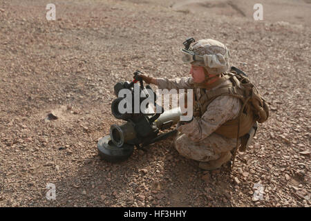 La plage d'Arta (Djibouti, le 28 juillet 2015) de la Marine américaine lance le Cpl. Steven Benavidez prépare un javelot épaule-tiré du système de missiles anti-char pour utilisation au cours de soutien la formation. Benavidez est un scout avec l'équipe 1 Anti-Armor combiné, d'armes, la compagnie de l'Équipe de débarquement du bataillon, 3e bataillon du 1er Régiment de Marines, 15e Marine Expeditionary Unit. Éléments de la 15e MEU sont à terre à Djibouti pour soutien la formation pour maintenir et améliorer les compétences qu'ils ont développé au cours de leur période de formation de pré-déploiement. La 15e MEU est actuellement déployé à l'appui d'opérations de sécurité maritime et le théâtre ni Banque D'Images