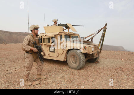 La plage d'Arta (Djibouti, le 28 juillet 2015) Les Marines américains avec l'équipe 1 Anti-Armor combiné, d'armes, la compagnie de l'Équipe de débarquement du bataillon, 3e bataillon du 1er Régiment de Marines, 15e Marine Expeditionary Unit, mis en place un support-par-le-feu de position au cours de soutien la formation. Éléments de la 15e MEU sont à terre à Djibouti pour soutien la formation pour maintenir et améliorer les compétences qu'ils ont développé au cours de leur période de formation de pré-déploiement. La 15e MEU est actuellement déployé à l'appui d'opérations de sécurité maritime et les efforts de coopération en matière de sécurité dans le théâtre américain dans la flotte de 5ème et 6ème zones d'opération. (U.S. Mar Banque D'Images