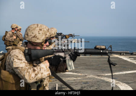 Le Golfe Arabique (28 juillet 2015) Les Marines américains avec la compagnie Kilo, bataillon de l'équipe d'atterrissage 3e Bataillon, 1e Régiment de Marines, 15e Marine Expeditionary Unit, le feu sur leur cible lors d'un tir à courte portée Cours de qualification à bord du USS Rushmore landing ship dock (LSD 47). La formation était axée sur le maintien d'adresse au tir de combat pendant le combat-tournage des répétitions, ainsi que de l'action immédiate de la tactique, qui préparent ces opérations éventuelles de la Marine affecté à la 15e MEU. La 15e MEU est lancée dans le groupe amphibie d'Essex et déployés de façon à préserver leur sec Banque D'Images