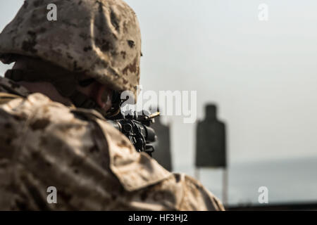 Le Golfe Arabique (28 juillet 2015) de la Marine américaine lance le Cpl. Shawn Smith tire sur sa cible lors d'un tir à courte portée Cours de qualification à bord du USS Rushmore landing ship dock (LSD 47). Smith est un champ d'opérateur avec la compagnie Kilo, bataillon de l'équipe d'atterrissage 3e Bataillon, 1e Régiment de Marines, 15e Marine Expeditionary Unit. La formation était axée sur le maintien d'adresse au tir de combat pendant le combat-tournage des répétitions, ainsi que de l'action immédiate de la tactique, qui préparent ces opérations éventuelles de la Marine affecté à la 15e MEU. La 15e MEU est lancé dans l'Amphibio Essex Banque D'Images