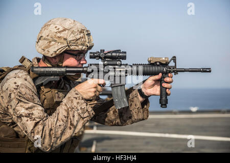 Le Golfe Arabique (28 juillet 2015) U.S. Marine Cpl. Patrick Kennon tire sur sa cible lors d'un tir à courte portée Cours de qualification à bord du USS Rushmore landing ship dock (LSD 47). Kennon est une machine gunner avec la compagnie Kilo, bataillon de l'équipe d'atterrissage 3e Bataillon, 1e Régiment de Marines, 15e Marine Expeditionary Unit. La formation était axée sur le maintien d'adresse au tir de combat pendant le combat-tournage des répétitions, ainsi que de l'action immédiate de la tactique, qui préparent ces opérations éventuelles de la Marine affecté à la 15e MEU. La 15e MEU est lancé dans l'amphibie d'Essex Banque D'Images