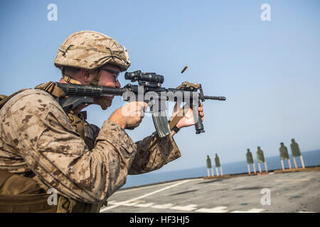 Le Golfe Arabique (28 juillet 2015) U.S. Marine Cpl. Patrick Kennon tire sur sa cible lors d'un tir à courte portée Cours de qualification à bord du USS Rushmore landing ship dock (LSD 47). Kennon est une machine gunner avec la compagnie Kilo, bataillon de l'équipe d'atterrissage 3e Bataillon, 1e Régiment de Marines, 15e Marine Expeditionary Unit. La formation était axée sur le maintien d'adresse au tir de combat pendant le combat-tournage des répétitions, ainsi que de l'action immédiate de la tactique, qui préparent ces opérations éventuelles de la Marine affecté à la 15e MEU. La 15e MEU est lancé dans l'amphibie d'Essex Banque D'Images