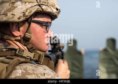 Le Golfe Arabique (28 juillet 2015) U.S. Marine Cpl. Patrick Kennon évaluer les menaces additionnelles après avoir tiré sur sa cible lors d'un tir à courte portée Cours de qualification à bord du USS Rushmore landing ship dock (LSD 47). Kennon est une machine gunner avec la compagnie Kilo, bataillon de l'équipe d'atterrissage 3e Bataillon, 1e Régiment de Marines, 15e Marine Expeditionary Unit. La formation était axée sur le maintien d'adresse au tir de combat pendant le combat-tournage des répétitions, ainsi que de l'action immédiate de la tactique, qui préparent ces opérations éventuelles de la Marine affecté à la 15e MEU. La 15e MEU est embar Banque D'Images