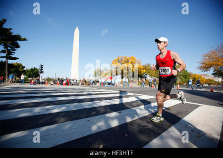 Eric Jacob, un homme de 27 ans, natif de Clifton, Virginie se tourne sur la 14e Rue à mile 16 lors de la 34ème Marathon Marine Corps 25 octobre. Près de 21 000 coureurs ont franchi la ligne de départ à cette ans Marine Corps Marathon. Les 26,2 km course a eu les participants sur un journy dans les rues d'Arlington, Va., et Washington, D.C., culmenating avec une finition au Marine Corps War Memorial. Marine Corps officiel (photo par le Cpl. Scott Schmidt/libérés) 091025-M-1318S-1219 (4044126881) Banque D'Images