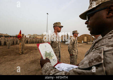 CAMP LEMONNIER, Djibouti (16 août 2000 2, 2015) U.S. Marine 1er Sgt. Sasha Dix lit un officier du Corps des marines militaires mandat de promotion au cours d'une cérémonie de promotion. Dix est la société premier sergent de la Compagnie India, l'Équipe de débarquement du bataillon, 3e bataillon du 1er Régiment de Marines, 15e Marine Expeditionary Unit. Éléments de la 15e MEU sont à terre à Djibouti pour soutien la formation pour maintenir et améliorer les compétences qu'ils ont développé au cours de leur période de formation de pré-déploiement. La 15e MEU est actuellement déployé à l'appui d'opérations de sécurité maritime et les efforts de coopération en matière de sécurité dans le théâtre en t Banque D'Images