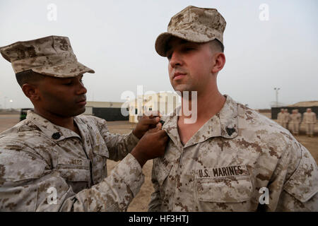 CAMP LEMONNIER, Djibouti (16 août 2000 2, 2015) Le sergent des Marines des États-Unis. Shawn Reed, gauche, broches nouveau grade sur le Sgt. Ryan Jackson après Jackson était meritoriously promu au grade de caporal. Jackson est un chef d'équipe avec l'Équipe de débarquement du bataillon, 3e bataillon du 1er Régiment de Marines, 15e Marine Expeditionary Unit. Éléments de la 15e MEU sont à terre à Djibouti pour soutien la formation pour maintenir et améliorer les compétences qu'ils ont développé au cours de leur période de formation de pré-déploiement. La 15e MEU est actuellement déployé à l'appui d'opérations de sécurité maritime et les efforts de coopération en matière de sécurité dans le théâtre en t Banque D'Images