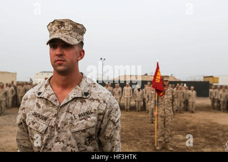 CAMP LEMONNIER, Djibouti (16 août 2000 2, 2015) Le sergent des Marines des États-Unis. Ryan Jackson s'élève face à une formation au cours de sa cérémonie de promotion. Jackson est un chef d'équipe avec l'Inde, l'entreprise Équipe de débarquement du bataillon, 3e bataillon du 1er Régiment de Marines, 15e Marine Expeditionary Unit et a été promu au grade de caporal meritoriously ce mois-ci. Éléments de la 15e MEU sont à terre à Djibouti pour soutien la formation pour maintenir et améliorer les compétences qu'ils ont développé au cours de leur période de formation de pré-déploiement. La 15e MEU est actuellement déployé à l'appui d'opérations de sécurité maritime et sécurité théâtre coopérati Banque D'Images