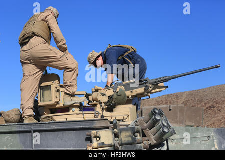 Slt David Fitzgerald, commandant de peloton, et le Cpl. Steven Griffin, tank crewman, La Compagnie A, 4e bataillon de chars, de préparer leur M1A1 Abrams char de combat principal avant de courir à travers une plage de 500 au cours de la pré-qualification de la Compagnie des canonniers de la cuve, le 4 août 2015. (Marine Corps Photo par Lance Cpl. Julio McGraw/libérés) 4ème tir 150804 réservoirs s'engage dans-M-FZ867-450 Banque D'Images