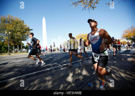 Les participants font le tour sur la 14e Rue à mile 16 de la 34e Marathon Marine Corps 25 octobre. Près de 21 000 coureurs ont franchi la ligne de départ à cette ans Marine Corps Marathon. Les 26,2 km course a eu les participants sur un journy dans les rues d'Arlington, Va., et Washington, D.C., culmenating avec une finition au Marine Corps War Memorial. Marine Corps officiel (photo par le Cpl. Scott Schmidt/libérés) 091025-M-1318S-1376 (4044872686) Banque D'Images