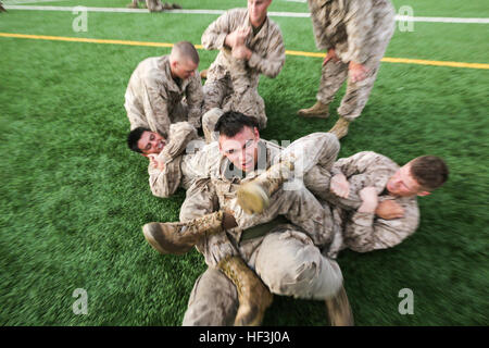 CAMP LEMONNIER, Djibouti (16 août 2000 5, 2015) Les Marines américains avec l'Inde, l'entreprise Équipe de débarquement du bataillon, 3e bataillon du 1er Régiment de Marines, 15e Marine Expeditionary Unit, la pratique de techniques de combat sans armes. Les Marines combinent la formation physique et techniques d'enseignement pour construire la conduite d'petit-unité chez leurs jeunes Marines. Éléments de la 15e MEU sont à terre à Djibouti pour soutien la formation pour maintenir et améliorer les compétences qu'ils ont développé au cours de leur période de formation de pré-déploiement. La 15e MEU est actuellement déployé à l'appui d'opérations de sécurité maritime et sécurité théâtre g Banque D'Images