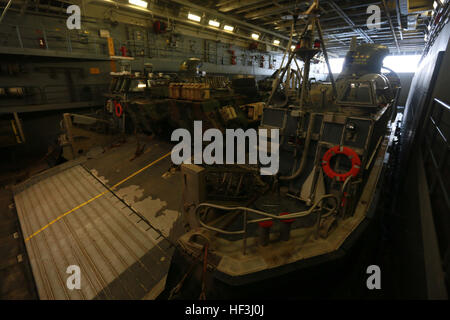 Golfe d'ADEN (16 août 2000 6, 2015) Un débarquement de la Marine américaine, d'un coussin d'air se prépare à quitter le pont du coffre du quai de transport amphibie USS Anchorage (LPD 23) à Djibouti lors d'un mouvement du personnel et des marchandises courantes. Les marins de la 15e unité expéditionnaire de marines sont embarquée à bord de l'Anchorage, qui fait partie de la Essex Groupe amphibie et est déployée à l'appui d'opérations de sécurité maritime et les efforts de coopération en matière de sécurité dans le théâtre dans la 5e flotte américaine zone d'opérations. (U.S. Marine Corps photo par le Sgt. Steve H. Lopez/libérés) LCAC des opérations à bord de l'USS Anchorage 1508 Banque D'Images